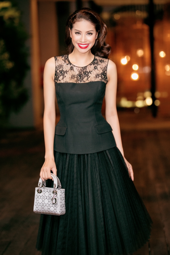 Trong to&agrave;n bộ set đồ n&agrave;y, chiếc t&uacute;i x&aacute;ch nhỏ xinh m&agrave;u bạc của Dior tr&ocirc;ng c&oacute; vẻ &ldquo;lệch t&ocirc;ng&rdquo; nhưng lại ch&iacute;nh l&agrave; điểm nhấn đặc gi&uacute;p cho to&agrave;n bộ set đồ với một m&agrave;u đen tuyền sẽ kh&ocirc;ng trở n&ecirc;n đơn điệu v&agrave; nh&agrave;m ch&aacute;n.