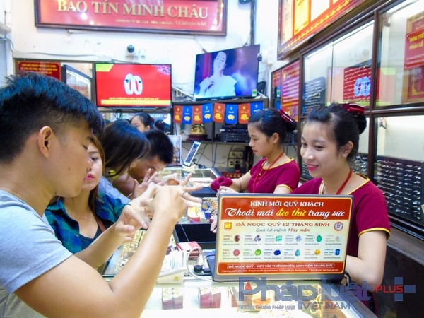 Gi&aacute; v&agrave;ng ng&agrave;y 8/7, gi&aacute; v&agrave;ng giảm mạnh, v&agrave;ng SJC nằm mức 36,5 triệu đồng/lượng.&nbsp;