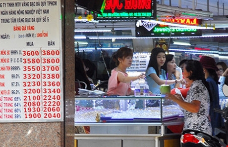 Người d&acirc;n mua b&aacute;n v&agrave;ng tại khu vực chợ An Đ&ocirc;ng, TP.HCM chiều 7-7. Ảnh: HTD