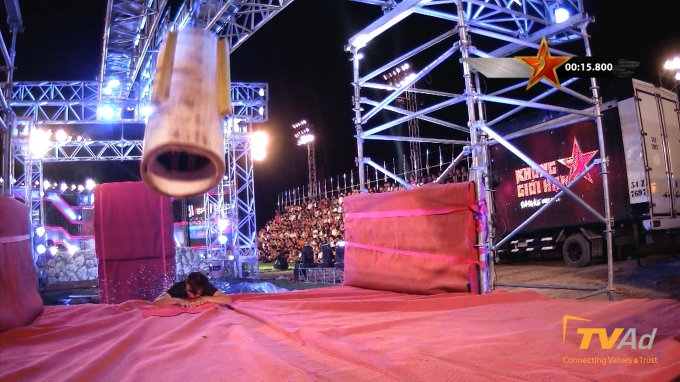 Chạm nước tại thử th&aacute;ch &ldquo;B&aacute;m trụ&rdquo;.