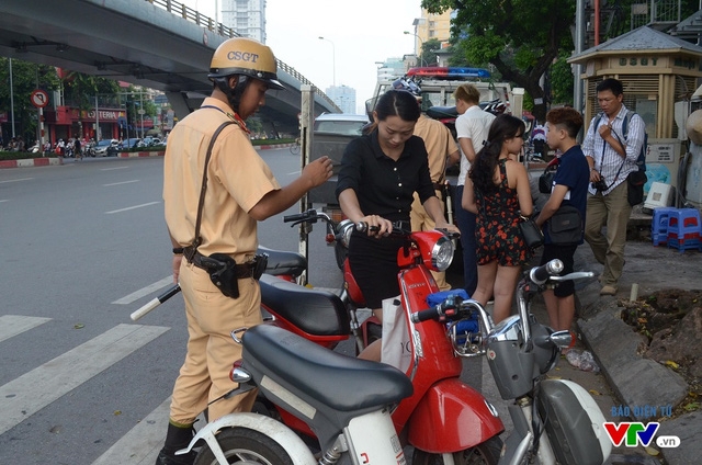 Người điều khiển xe m&aacute;y điện kh&ocirc;ng c&oacute; giấy đăng k&yacute; sẽ bị xử phạt từ 300.000 - 400.000 đồng.