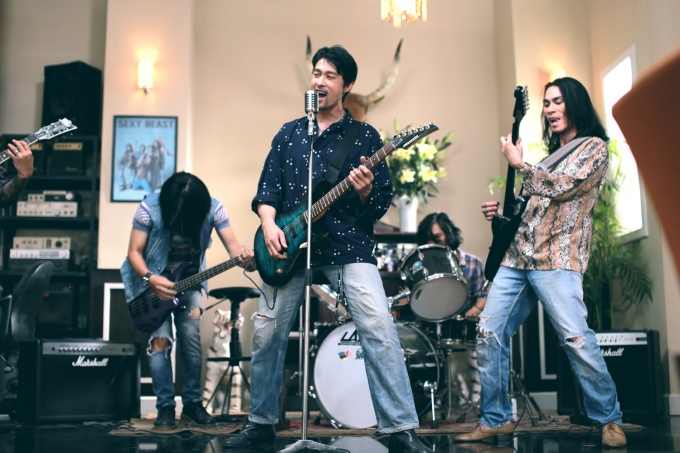 Johnny Tr&iacute; Nguyễn tự m&igrave;nh thể hiện nhiều đoạn b&agrave;i h&aacute;t trong phim.