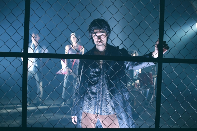 Johnny Tr&iacute; Nguyễn tự m&igrave;nh thể hiện nhiều đoạn b&agrave;i h&aacute;t trong phim.