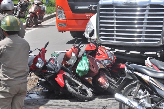 Chiếc container mất l&aacute;i t&ocirc;ng h&agrave;ng loạt xe m&aacute;y.