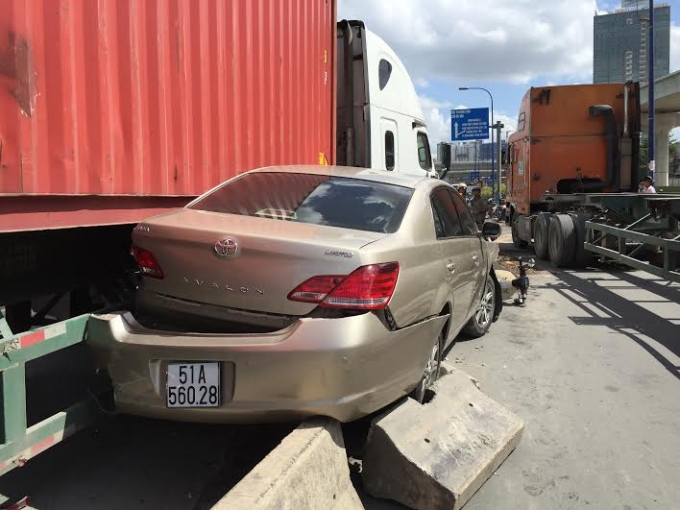 Chiếc xe 4 chỗ bị hư hỏng sau va chạm.