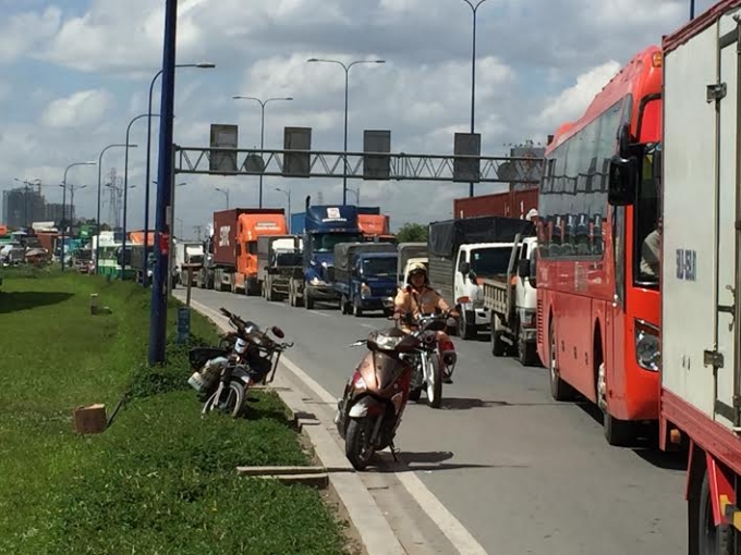 Giao th&ocirc;ng &ugrave;n ứ tr&ecirc;n xa lộ H&agrave; Nội.