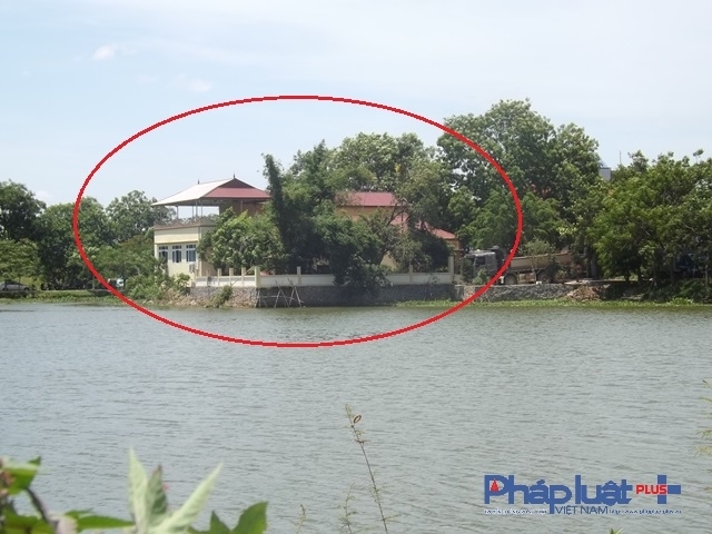 Nh&agrave; h&agrave;ng được x&acirc;y dựng ki&ecirc;n cố với diện t&iacute;ch khoảng 500m2 nằm trong&nbsp;khu vực hồ Quan Sơn.