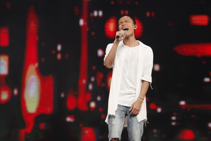 Vietnam Idol 2016: &ldquo;Ch&agrave;ng trai b&uacute;n b&ograve;&rdquo; B&aacute; Duy thể hiện &ldquo;đẳng cấp ca sĩ&rdquo; trong liveshow đầu ti&ecirc;n