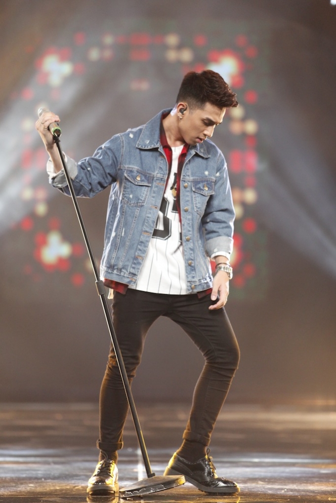 Vietnam Idol 2016: &ldquo;Ch&agrave;ng trai b&uacute;n b&ograve;&rdquo; B&aacute; Duy thể hiện &ldquo;đẳng cấp ca sĩ&rdquo; trong liveshow đầu ti&ecirc;n