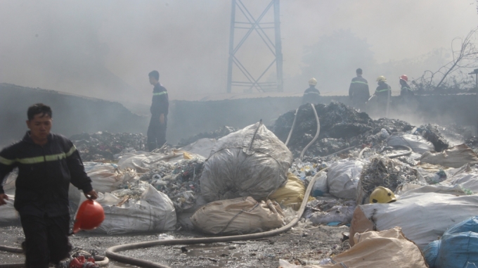 Ngọn kh&oacute;i bốc l&ecirc;n từ xưởng phế liệu