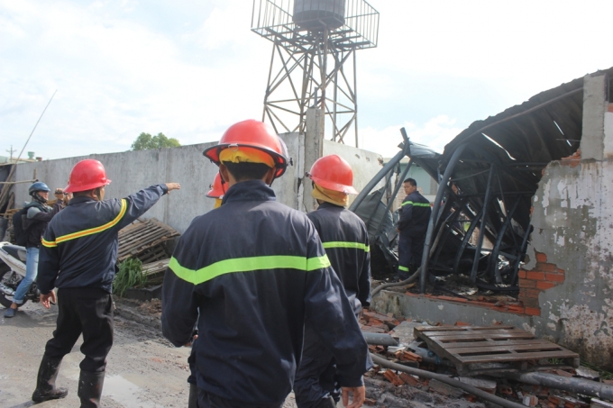 Lực lượng chức năng t&iacute;ch cực chữa ch&aacute;y