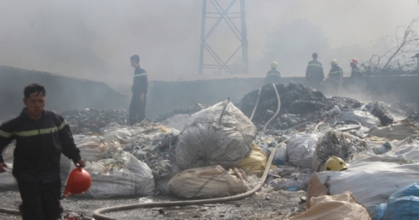 Bình Dương: Cháy xưởng phế liệu, thiệt hại hàng trăm triệu đồng