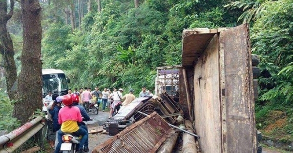 Vĩnh Phúc: Xe tải bất ngờ lật nghiêng, chắn ngang đường lên Tam Đảo