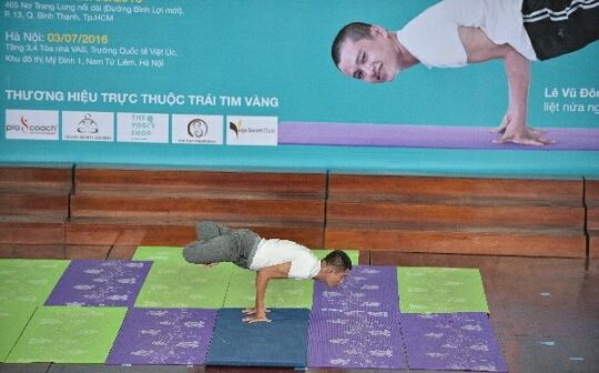 Anh L&ecirc; Vũ Đ&ocirc;ng biểu diễn yoga.