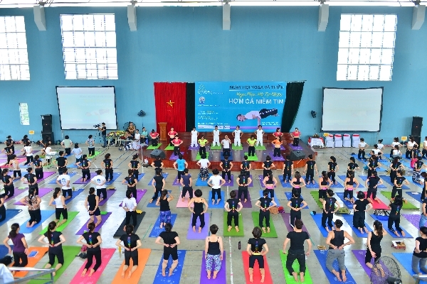 500 người c&ugrave;ng đồng diễn Yoga.