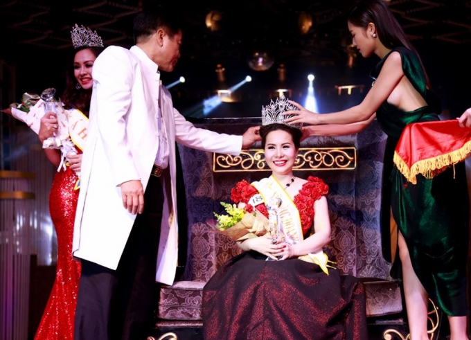 Nữ ho&agrave;ng doanh nh&acirc;n 2015 Ng&ocirc; Thị Kim Chi được trao vương miện cho ng&ocirc;i vị cao nhất &ndash; Đ&acirc;y cũng l&agrave; một trong những số &iacute;t cuộc thi hiếm hoi minh bạch về giải thưởng v&agrave; quy chế tham dự. (Ảnh: do nh&acirc;n vật cung cấp).