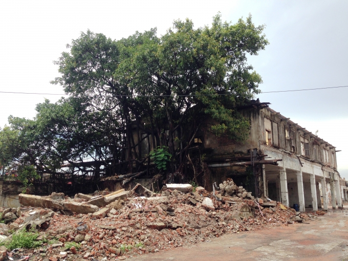 Nam Định l&agrave; địa danh gắn liền với nghề truyền thống m&agrave; nhiều người nhắc nhớ đ&atilde; đi v&agrave;o c&acirc;u ca dao &ldquo;Vải tơ Nam Định, lụa h&agrave;ng H&agrave; Đ&ocirc;ng&rdquo;. Nh&agrave; m&aacute;y Dệt Nam Định c&oacute; quy m&ocirc; lớn nhất Đ&ocirc;ng Dương l&uacute;c bấy giờ, l&agrave; một cơ sở nghi&ecirc;n cứu về tơ lụa do to&agrave;n quyền Đ&ocirc;ng Dương th&agrave;nh lập năm 1889, với số lượng c&ocirc;ng nh&acirc;n l&uacute;c cao điểm l&ecirc;n đến 6.000 người.