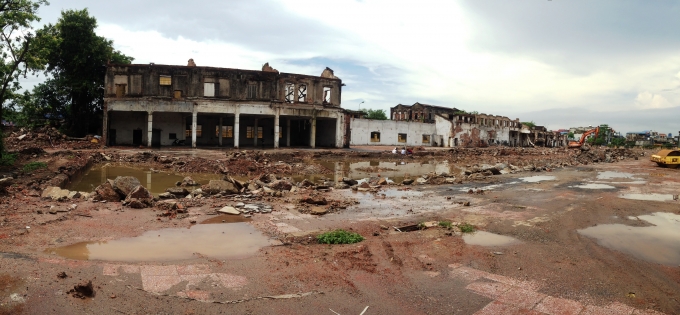 Trong cuộc kh&aacute;ng chiến chống Mỹ, nơi đ&acirc;y l&agrave; một trong c&aacute;c mục ti&ecirc;u tấn c&ocirc;ng của kh&ocirc;ng qu&acirc;n Hoa Kỳ, thời điểm đ&oacute; c&ocirc;ng&nbsp; nh&acirc;n ng&agrave;nh dệt may lại chung sức c&ugrave;ng nh&acirc;n d&acirc;n cả nước vừa sản xuất vừa chiến đấu, bắn rơi nhiều m&aacute;y bay v&agrave; bắt sống nhiều phi c&ocirc;ng Hoa Kỳ, n&ecirc;n nơi n&agrave;y cũng được mệnh danh l&agrave;