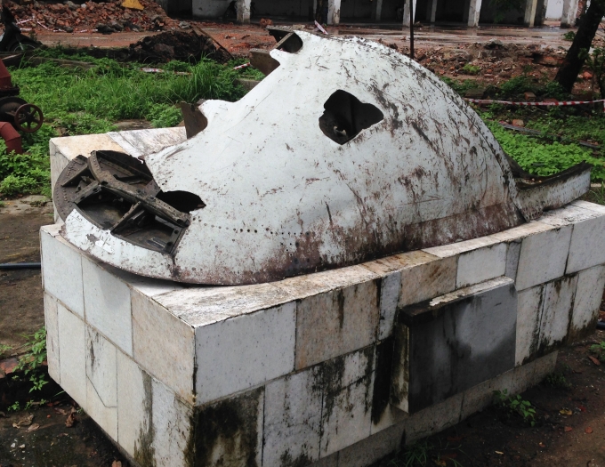 X&aacute;c m&aacute;y bay của giặc Mỹ, do khẩu đội ph&aacute;o 100 ly Tự vệ Nh&agrave; m&aacute;y li&ecirc;n hợp Dệt Nam Định bắn rơi tại chỗ v&agrave; bắt sống phi c&ocirc;ng Mỹ, ng&agrave;y 22/7/1972.