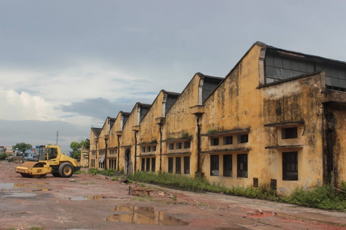 Do khu vực nh&agrave; m&aacute;y nhuộm thường xuy&ecirc;n xả thải, g&acirc;y &ocirc; nhiễm cho TP Nam Định n&ecirc;n bắt buộc phải di dời khỏi vị tr&iacute; hiện tại ra xa khu d&acirc;n cư. Vị tr&iacute; n&agrave;y sẽ l&agrave; nơi x&acirc;y dựng n&ecirc;n Khu Đ&ocirc; thị Dệt may Nam Định c&oacute; quy m&ocirc; 24,8ha với tổng mức đầu tư tr&ecirc;n 410 tỷ đồng. Hiện nay dự &aacute;n đang thực hiện giai đoạn 1, ph&aacute; dỡ khu vực nh&agrave; m&aacute;y dệt nhuộm.