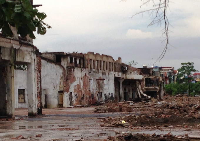 Việc di dời nơi sản xuất ra xa khu d&acirc;n cư l&agrave; ph&ugrave; hợp với m&ocirc;i trường sống hiện tại, tuy nhi&ecirc;n việc ph&aacute; bỏ đi một c&ocirc;ng tr&igrave;nh kiến tr&uacute;c cổ hơn một trăm năm, chứng kiến sự trưởng th&agrave;nh của nhiều thế hệ người d&acirc;n tại Nam Định, khiến nhiều người cảm thấy tiếc nuối khi nhớ về qu&aacute; khứ v&agrave;ng son lừng lẫy nhất xứ Đ&ocirc;ng Dương.