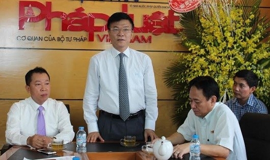 Bộ trưởng Bộ Tư ph&aacute;p L&ecirc; Th&agrave;nh Long đến thăm v&agrave; ch&uacute;c mừng B&aacute;o Ph&aacute;p luật Việt Nam nh&acirc;n ng&agrave;y 21/6/2016.