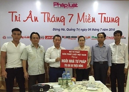 Tổng Bi&ecirc;n tập Đ&agrave;o Văn Hội trao qu&agrave; tặng &ldquo;Ng&ocirc;i nh&agrave; Tư ph&aacute;p&rdquo; cho nữ c&aacute;n bộ Tư ph&aacute;p c&oacute; ho&agrave;n cảnh kh&oacute; khăn tại Quảng Trị.