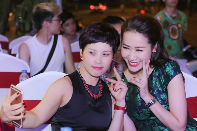 Hoa hậu Dương Thuỳ Linh d&aacute;t phụ kiện h&agrave;ng hiệu đi event