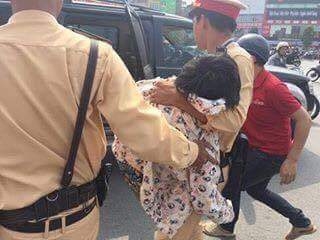 Gi&uacute;p đỡ người gặp nạn&nbsp;(Nguồn: Facebook).