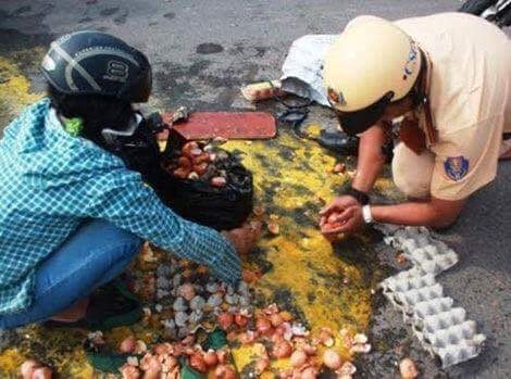 D&ugrave;ng tay kh&ocirc;ng bốc trứng vỡ.(Nguồn: Facebook).