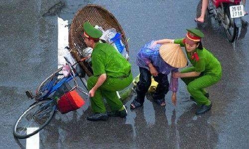 Một h&igrave;nh ảnh đẹp về C&ocirc;ng an Nh&acirc;n d&acirc;n Việt Nam. (Nguồn: Facebook).