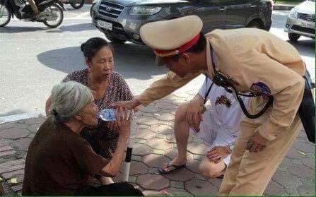 Gi&uacute;p đỡ người gi&agrave;.(Nguồn: Facebook).