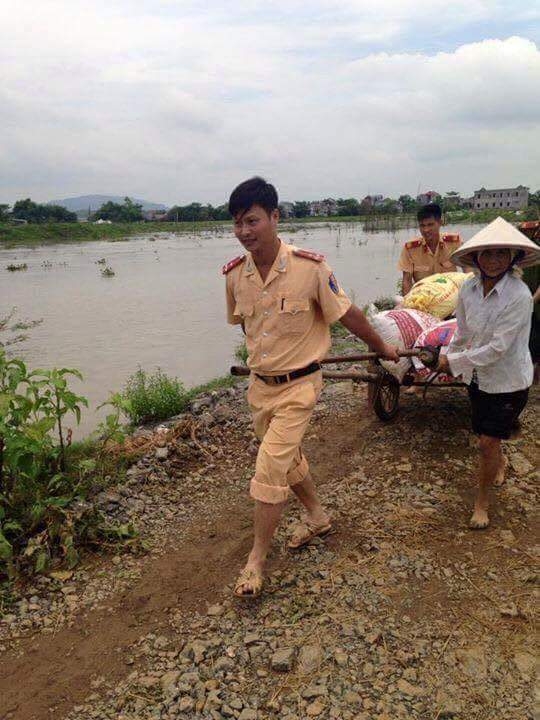 H&igrave;nh ảnh mộc mạc v&agrave; gần gũi của người chiến sỹ C&ocirc;ng an Nh&acirc;n d&acirc;n.(Nguồn: Facebook).