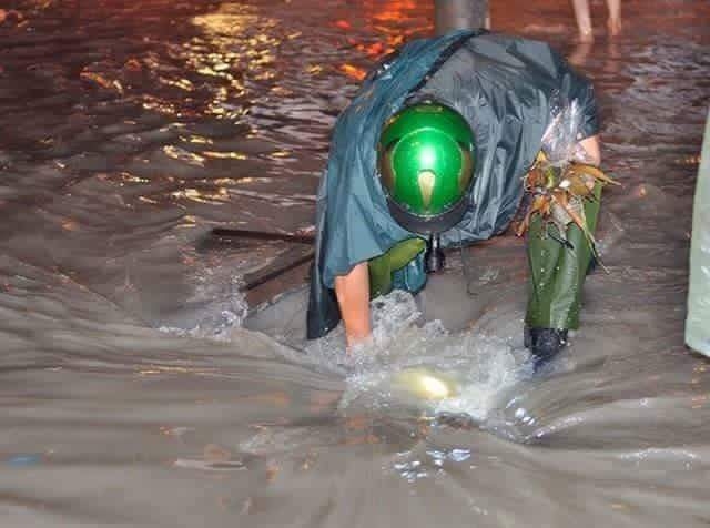 Đội mưa th&ocirc;ng đường tho&aacute;t nước.(Nguồn: Facebook).