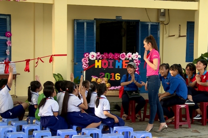 Chi Bảo, Xu&acirc;n Bắc bảo vệ cho th&iacute; sinh Hoa hậu Việt Nam 2016 trước sự c&ocirc;ng k&iacute;ch của Trấn Th&agrave;nh