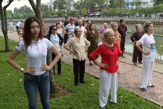 Chi Bảo, Xu&acirc;n Bắc bảo vệ cho th&iacute; sinh Hoa hậu Việt Nam 2016 trước sự c&ocirc;ng k&iacute;ch của Trấn Th&agrave;nh