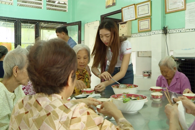 Chi Bảo, Xu&acirc;n Bắc bảo vệ cho th&iacute; sinh Hoa hậu Việt Nam 2016 trước sự c&ocirc;ng k&iacute;ch của Trấn Th&agrave;nh