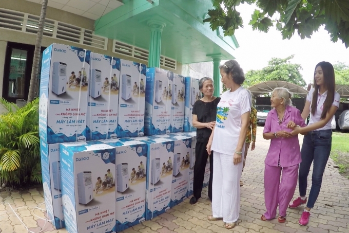 Chi Bảo, Xu&acirc;n Bắc bảo vệ cho th&iacute; sinh Hoa hậu Việt Nam 2016 trước sự c&ocirc;ng k&iacute;ch của Trấn Th&agrave;nh