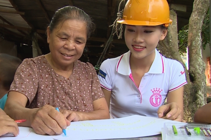 Chi Bảo, Xu&acirc;n Bắc bảo vệ cho th&iacute; sinh Hoa hậu Việt Nam 2016 trước sự c&ocirc;ng k&iacute;ch của Trấn Th&agrave;nh