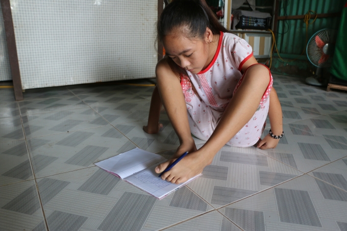 Điều đặc biệt ở Mỹ em viết chữ bằng ch&acirc;n tr&aacute;i.