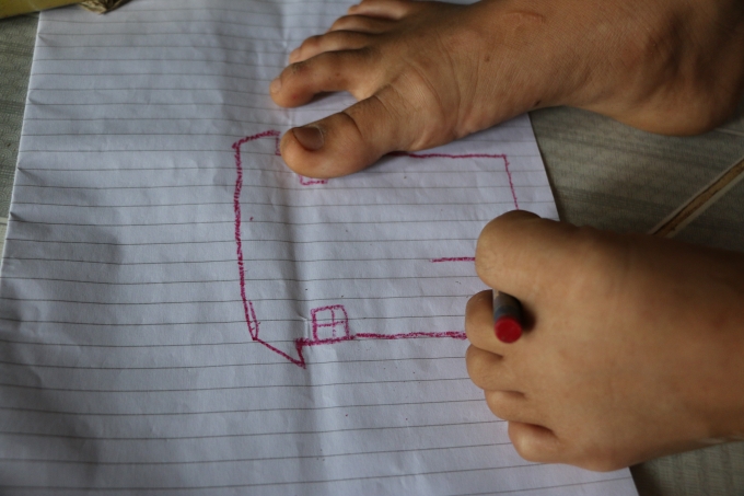 Bạc Li&ecirc;u: Kh&acirc;m phục nghị lực của c&ocirc; b&eacute; c&oacute; đ&ocirc;i tay bị khuyết tật