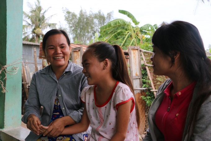 Bạc Li&ecirc;u: Kh&acirc;m phục nghị lực của c&ocirc; b&eacute; c&oacute; đ&ocirc;i tay bị khuyết tật