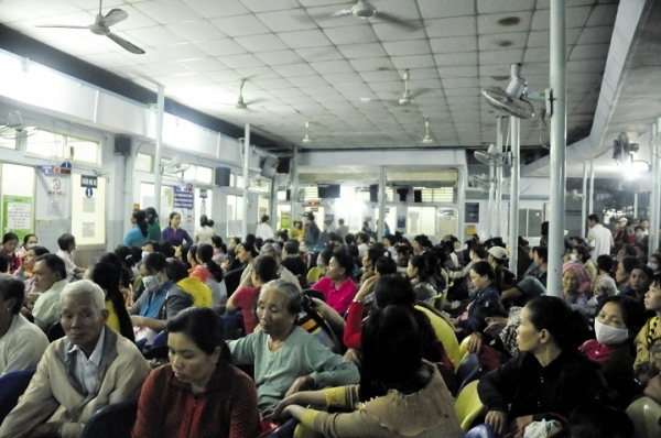 BV qu&aacute; tải khiến bệnh nh&acirc;n dễ bị c&ograve; mồi lợi dụng (Ảnh: Cao Tuấn - Th&aacute;i Minh).