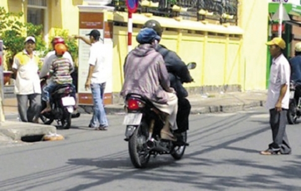 &ldquo;C&ograve;&rdquo; dụ dỗ bệnh nh&acirc;n trước cổng BV Da Liễu (Ảnh: Cao Tuấn - Th&aacute;i Minh).