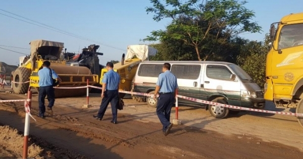 Công an giải cứu xe Thanh tra giao thông bị 