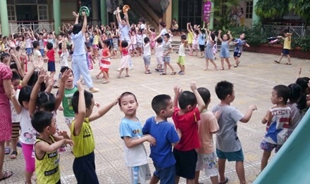 Nhiều phụ huynh H&agrave; Nội lo lắng kh&ocirc;ng biết gửi con ở đ&acirc;u. (Ảnh minh họa: Zing News)