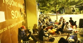 Áp lực quá tải: Cha mẹ chật vật suốt đêm để "đặt chỗ" học cho con