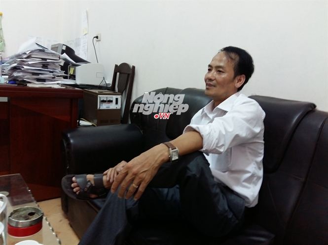 &Ocirc;ng Trương Văn Mạnh, kế to&aacute;n trưởng ng&acirc;n s&aacute;ch x&atilde; Đồng Th&aacute;i bức x&uacute;c v&igrave; những khoản chi kh&ocirc;ng c&oacute; trong dự to&aacute;n.