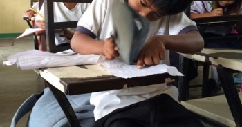 Rơi nước mắt với hình ảnh cậu bé nghèo dùng dép thay cục tẩy