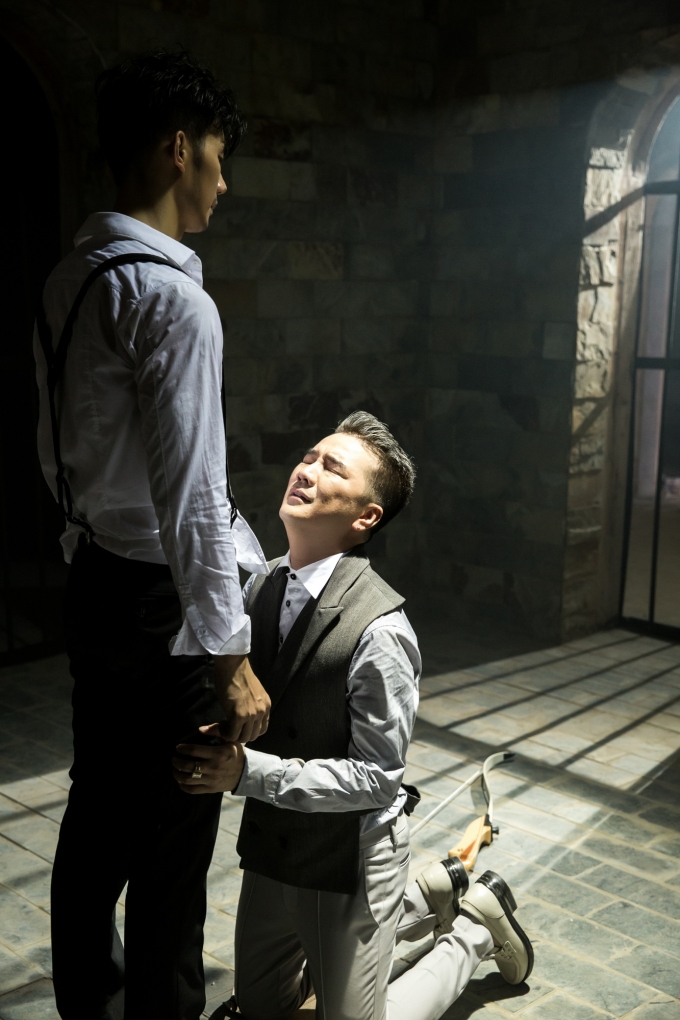 Mr Đ&agrave;m lần đầu t&aacute;i hiện mối t&igrave;nh đồng t&iacute;nh đau khổ c&ugrave;ng với Nham Ph&uacute;c Vinh